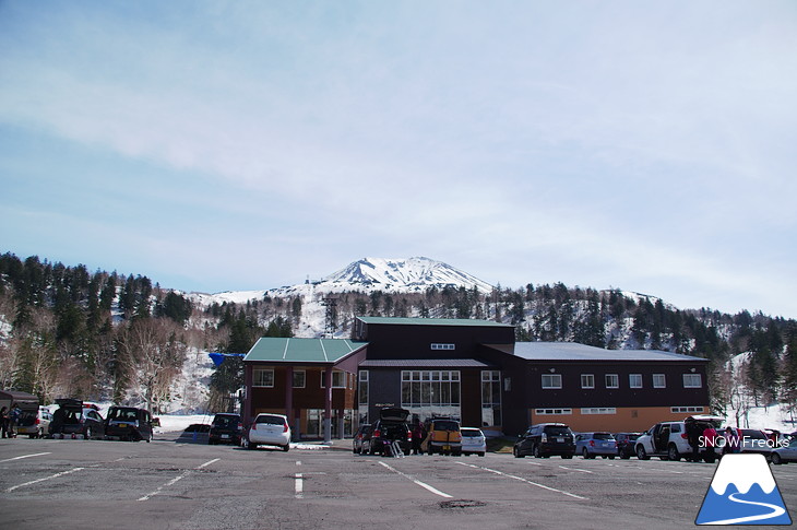 大雪山旭岳ロープウェイスキー場 残雪の北海道最高峰に今季最後のシュプールを…。